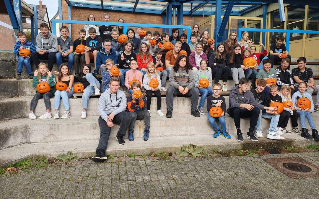 Kürbisgesichter schnitzen – Eine Patenaktion der Klassen 5b & 8a