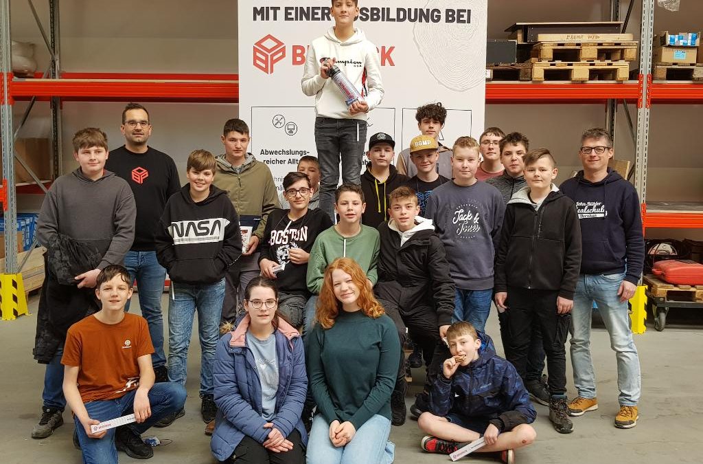 Techniker bei Betriebsbesichtigung der Firma Bropack